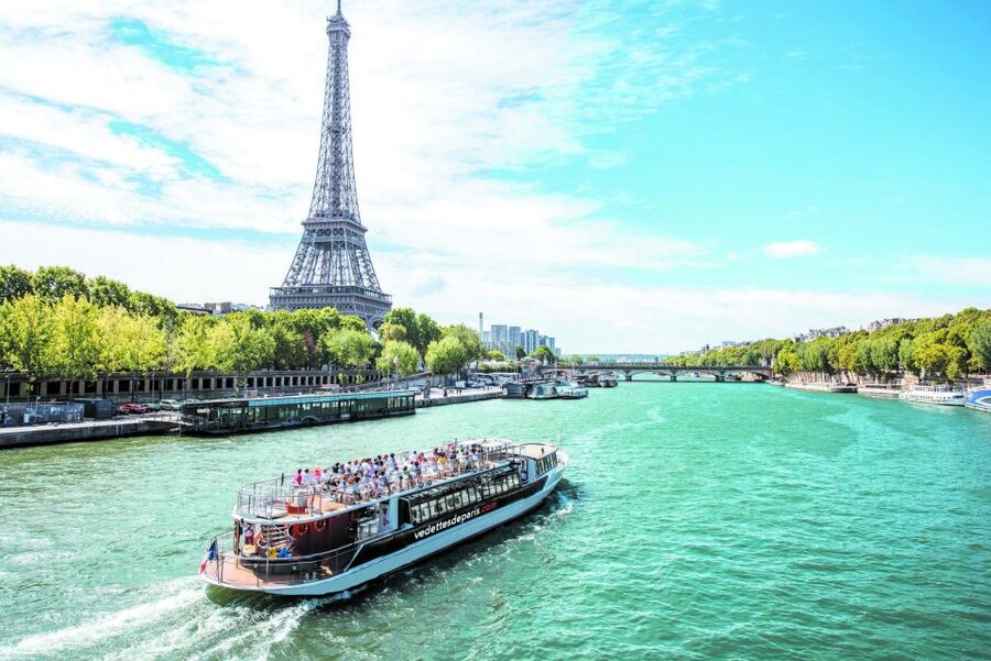 Paris: Fast-Access Seine River Cruise from Eiffel Tower - Photo spots and seating: sun, shade, and wind