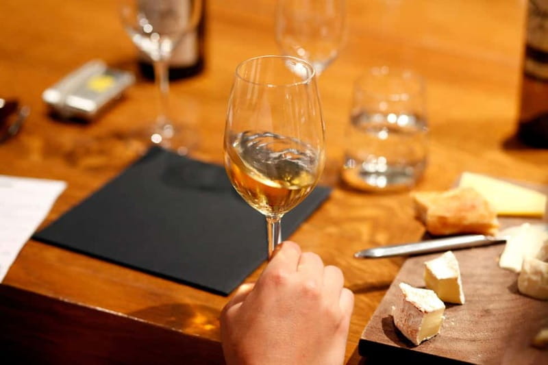 Paris: French Wine Tasting Class with Sommelier - The 5pm to 7pm flow: what you do during the tasting