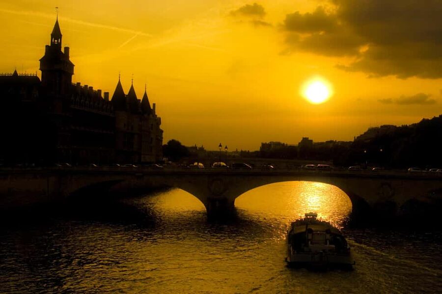 Paris: Ghosts, Legends & Mysteries Evening Walking Tour - Where the Tour Starts on Pont Neuf, and What That Means for Your Night