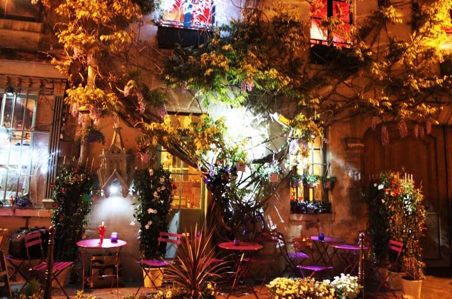 Paris: Ghosts, Legends & Mysteries Evening Walking Tour - Île de la Cité and the Courts: How the Tour Uses the City to Tell a Crime Story