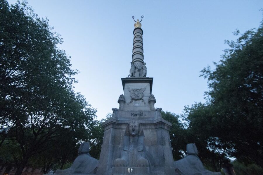 Paris: Ghosts, Legends & Mysteries Evening Walking Tour - Conciergerie: Where Marie Antoinette’s Imprisonment Makes the Stories Real