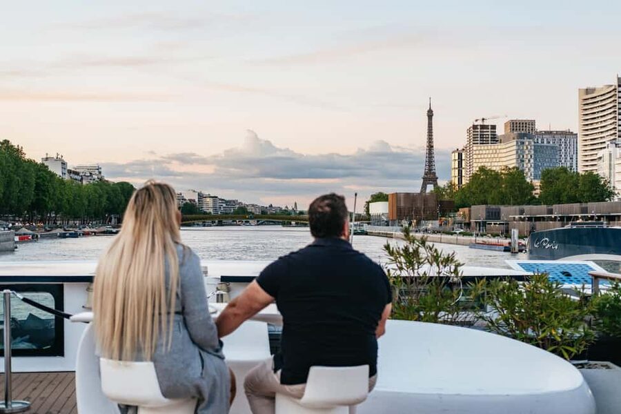 Paris: Gourmet Dinner Cruise on Seine River with Live Music - Diamant Bleu on the Seine: the vibe you’re paying for