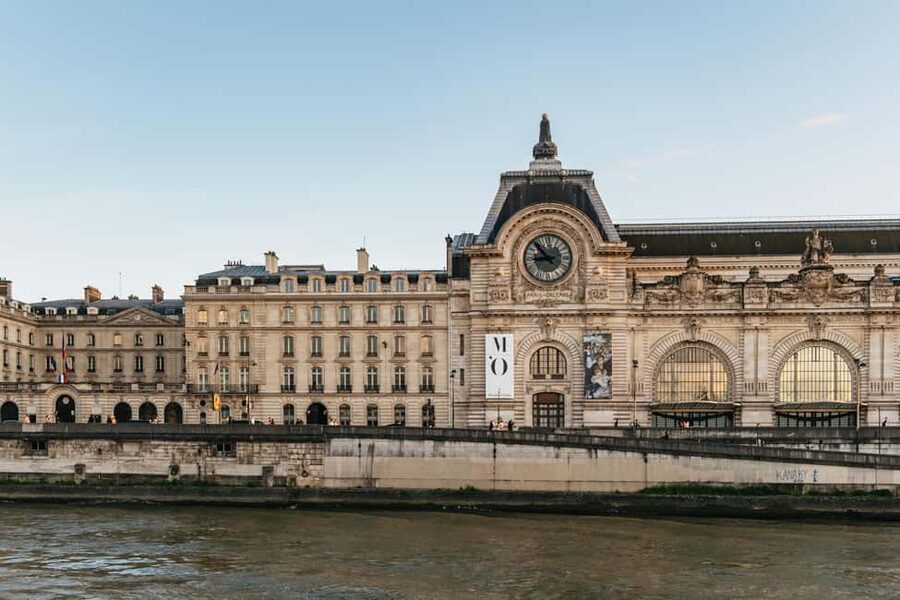 Paris: Gourmet Dinner Cruise on Seine River with Live Music - Eating while the city glows: how the service flow feels