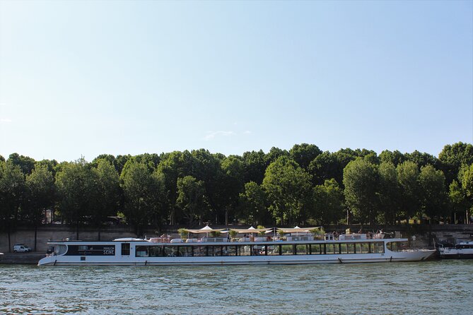 Paris Gourmet Dinner Seine River Cruise with Singer and DJ Set - Price, value, and what is actually included