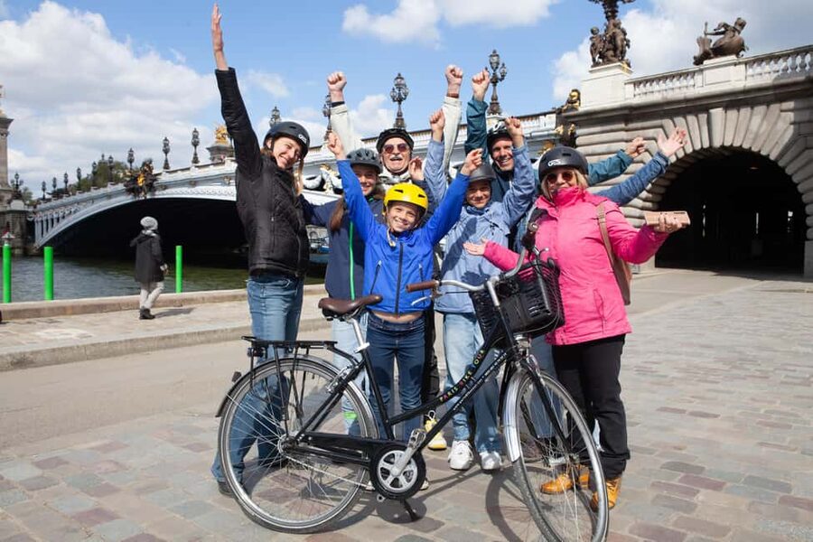 Paris: Guided Bike Tour of Must-See Sights - Entering Paris on Two Wheels: Why This Tour Works