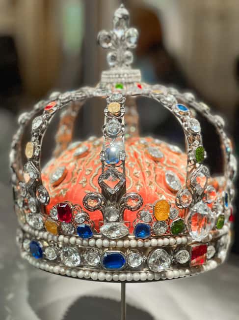 Paris: Guided tour in PORTUGUESE at the Louvre-semi-private - The 2-hour Portuguese route through the Louvre’s biggest hits