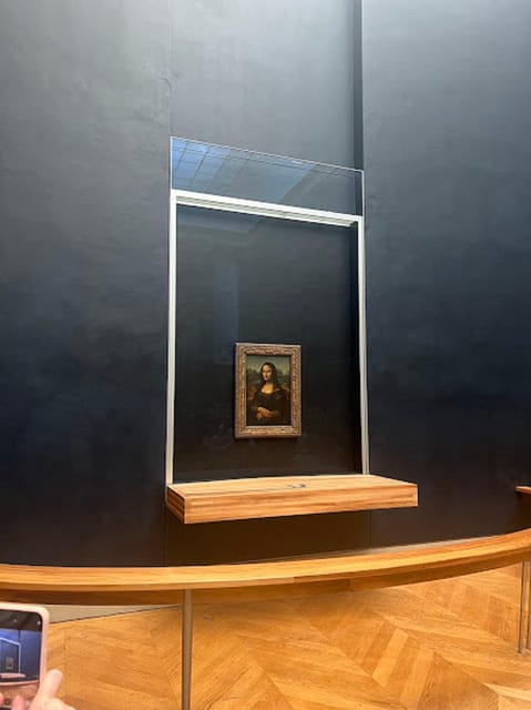 Paris: Guided tour in PORTUGUESE at the Louvre-semi-private - Stop by the Louvre’s most famous works, and learn what to notice