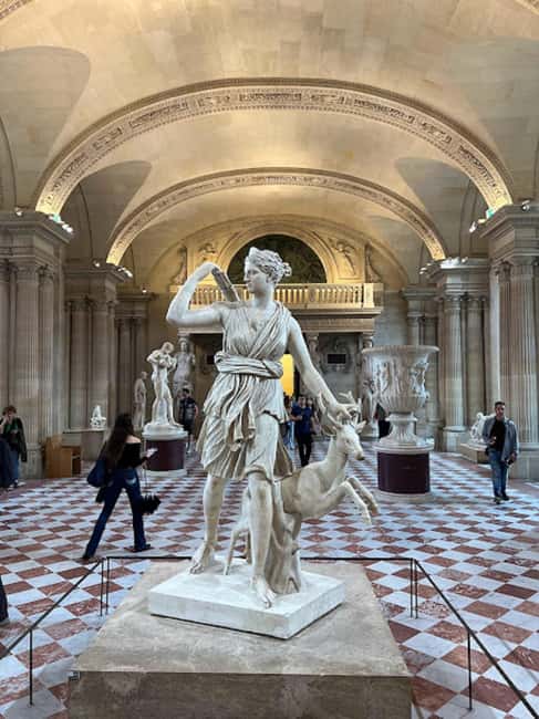 Paris: Guided tour in PORTUGUESE at the Louvre-semi-private - What to expect at each step of the tour