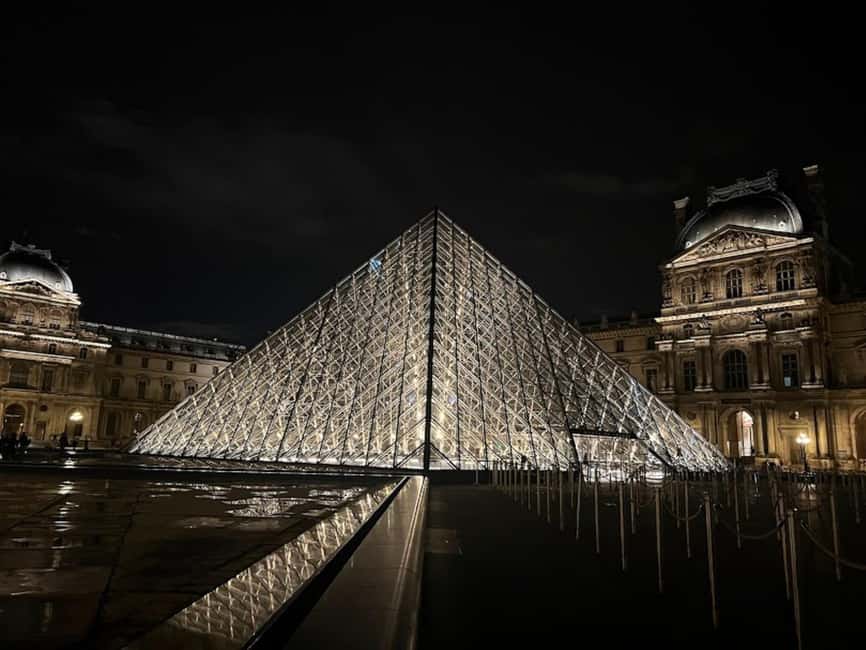 Paris: Guided tour in PORTUGUESE at the Louvre-semi-private - Skip the line with express security, without losing your whole day