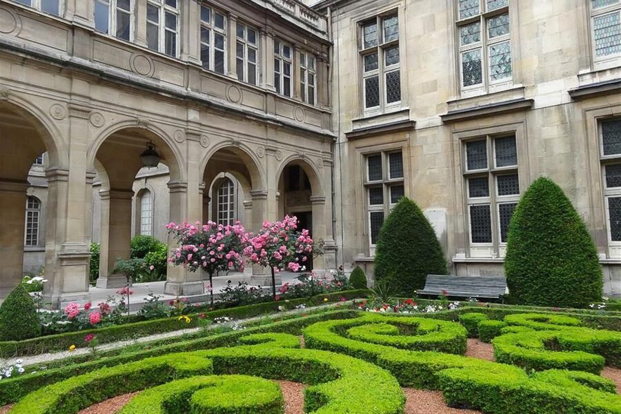 Paris: Guided tour of Marais in German - Centre Pompidou to Place des Vosges: two anchors for your route