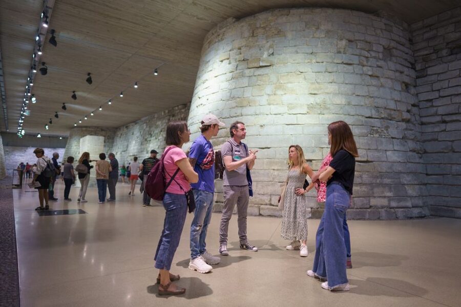 Paris: Guided Tour of the Must-Sees of the Louvre Museum - The Louvre as a royal palace: what you will notice once the guide points it out