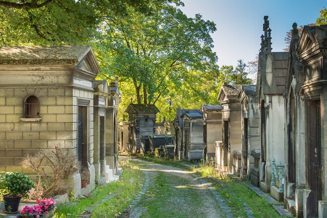 Paris: Haunted Père Lachaise Cemetery Guided Tour - Finding the right entrance at Père Lachaise