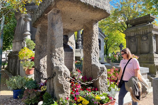 Paris: Haunted Père Lachaise Cemetery Guided Tour - Architecture and the comfort of a guided route
