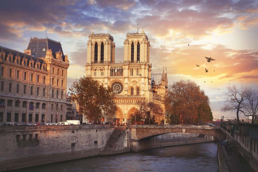 Paris Icons Express Tour - Notre-Dame to Louvre. Small group - Key highlights that make this tour worth your time