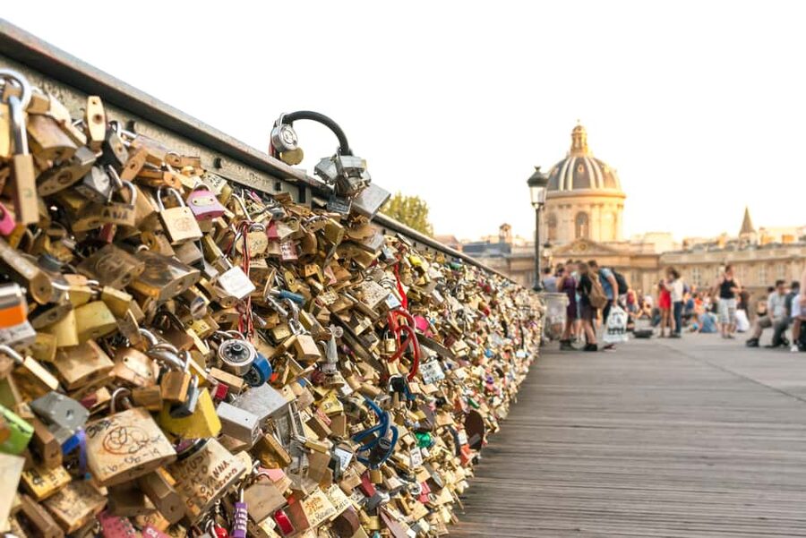 Paris Icons Express Tour - Notre-Dame to Louvre. Small group - Why this Notre-Dame to Louvre route works in about 90 minutes