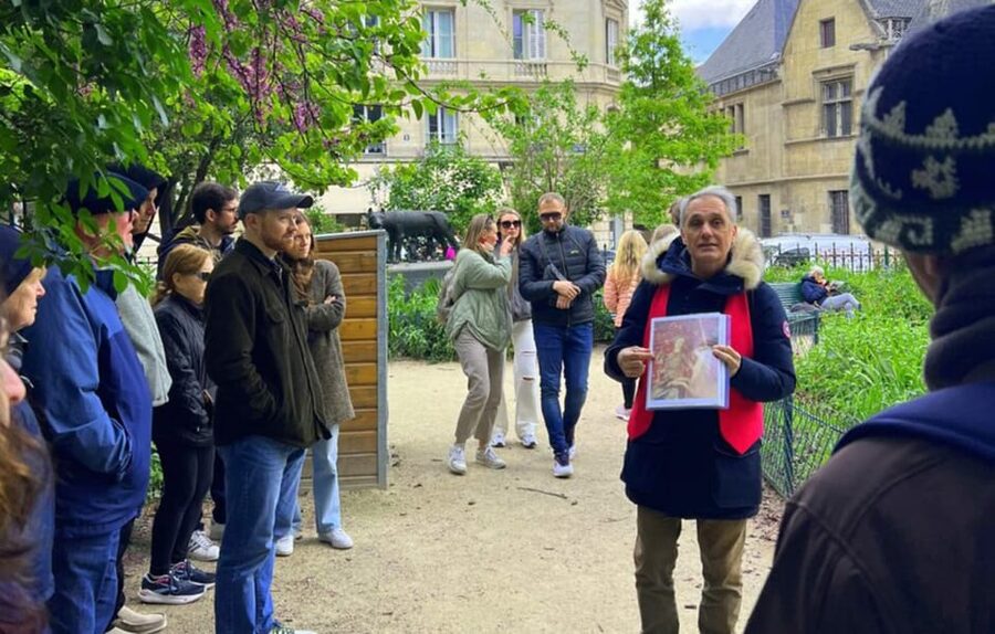 Paris Icons Express Tour - Notre-Dame to Louvre. Small group - Pont Neuf and Pont des Arts: river views that actually help you navigate