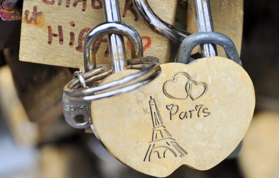 Paris Icons Express Tour - Notre-Dame to Louvre. Small group - Louvre Pyramid and a guided museum orientation that keeps it practical