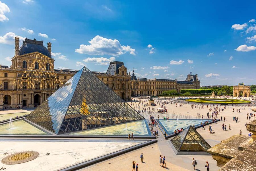 Paris Icons Express Tour - Notre-Dame to Louvre. Small group - Meeting at Notre-Dame, spotting your guide fast, and not losing momentum