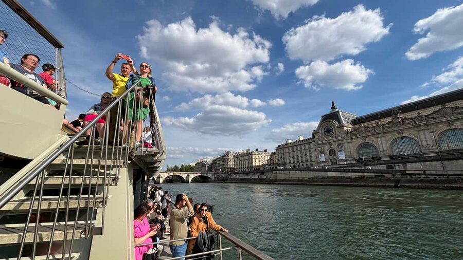 Paris: Illuminations River Cruise with Audio Commentary - FAQ