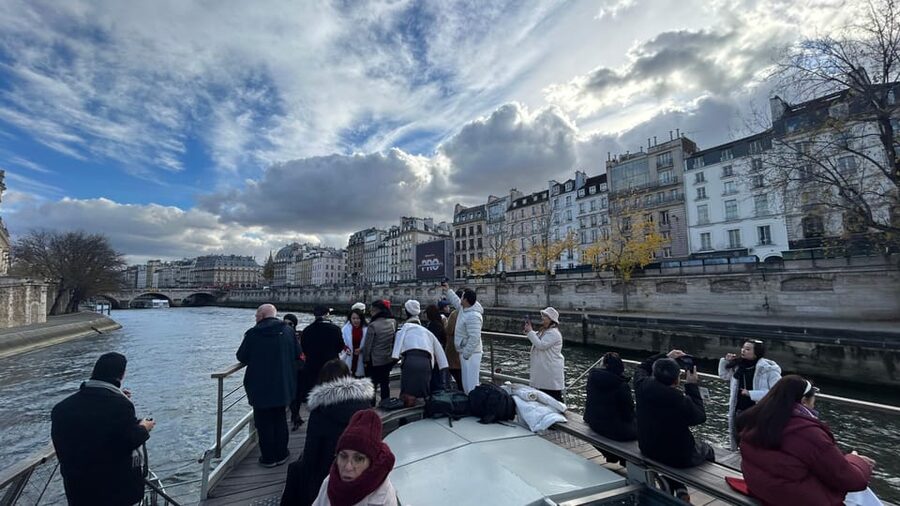 Paris: Illuminations River Cruise with Audio Commentary - The 1 hour Seine route, stop by stop, and what to look for