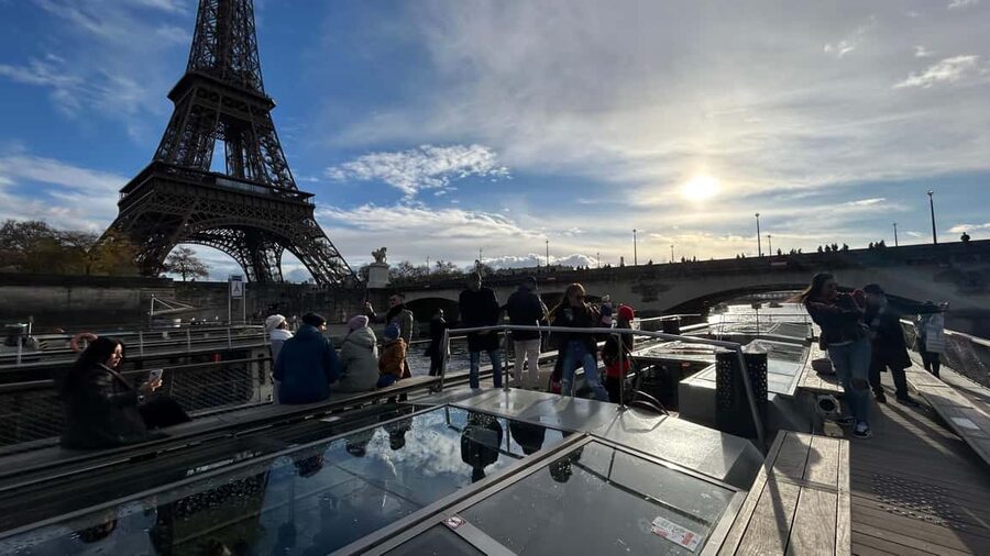 Paris: Illuminations River Cruise with Audio Commentary - Upper deck comfort, photos, and the crowd factor