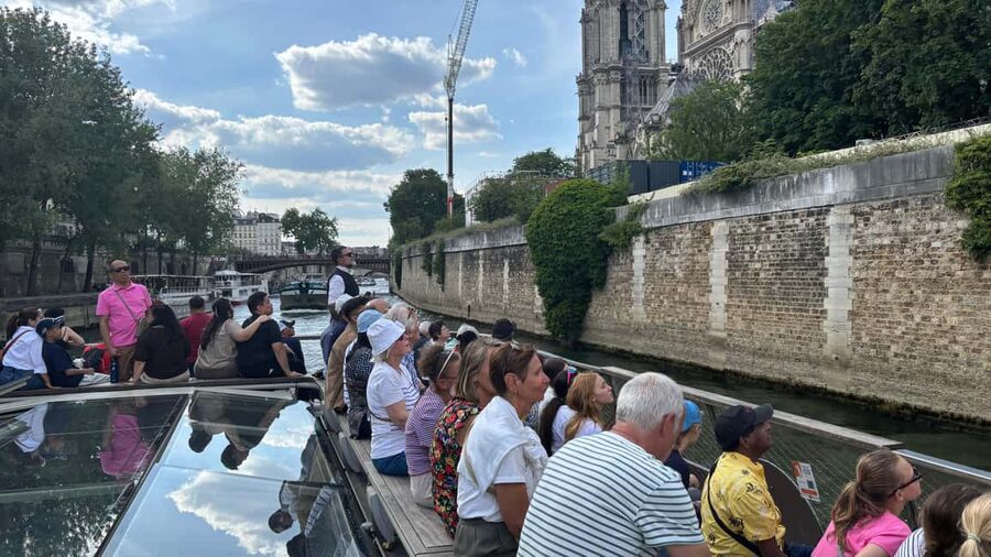 Paris: Illuminations River Cruise with Audio Commentary - Audio guide and the smartphone app: how you actually learn what you see