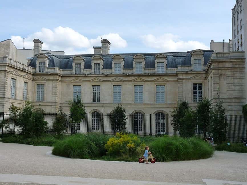 Paris: Jewish Marais District Walking Tour - Memorial Stops That Change the Mood: Shoah Memorial and Deportation Martyrs