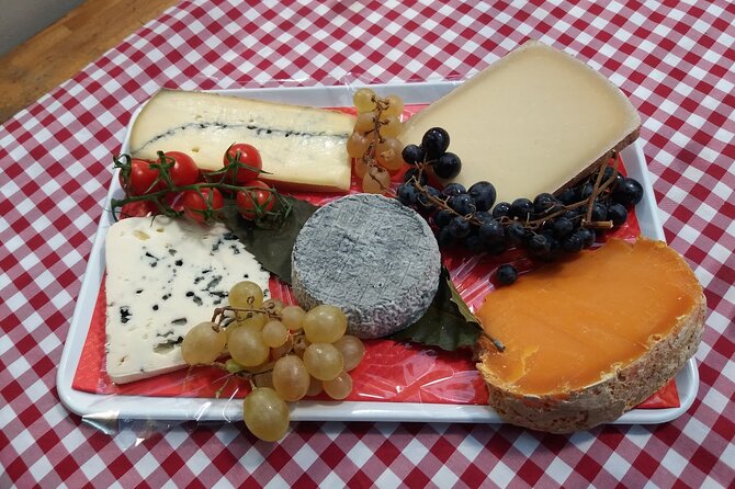 Paris Le Marais Food Tour With 10+ Tastings, Cheese, Wine & More - Meeting at Rue Saint-Antoine and pacing for a 3.5-hour walk