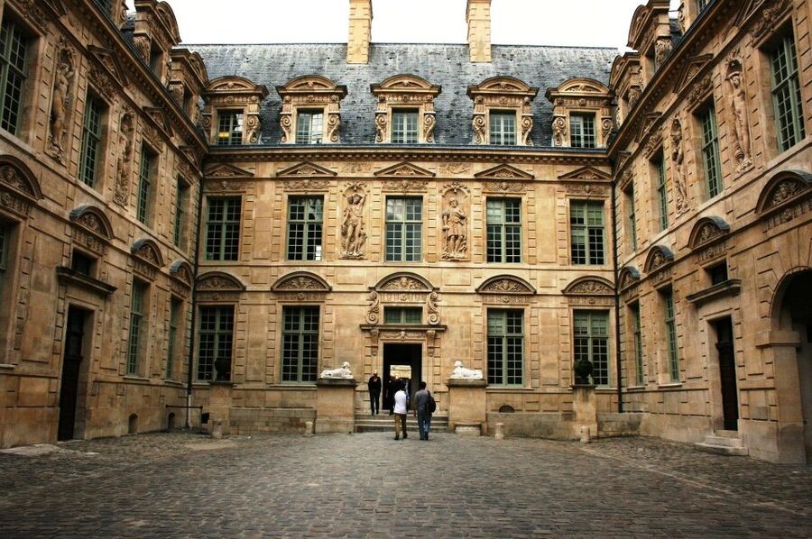 Paris: Le Marais Highlights Guided Small Group Walking Tour - Philippe Auguste Wall Remains and the Medieval Mansion Story