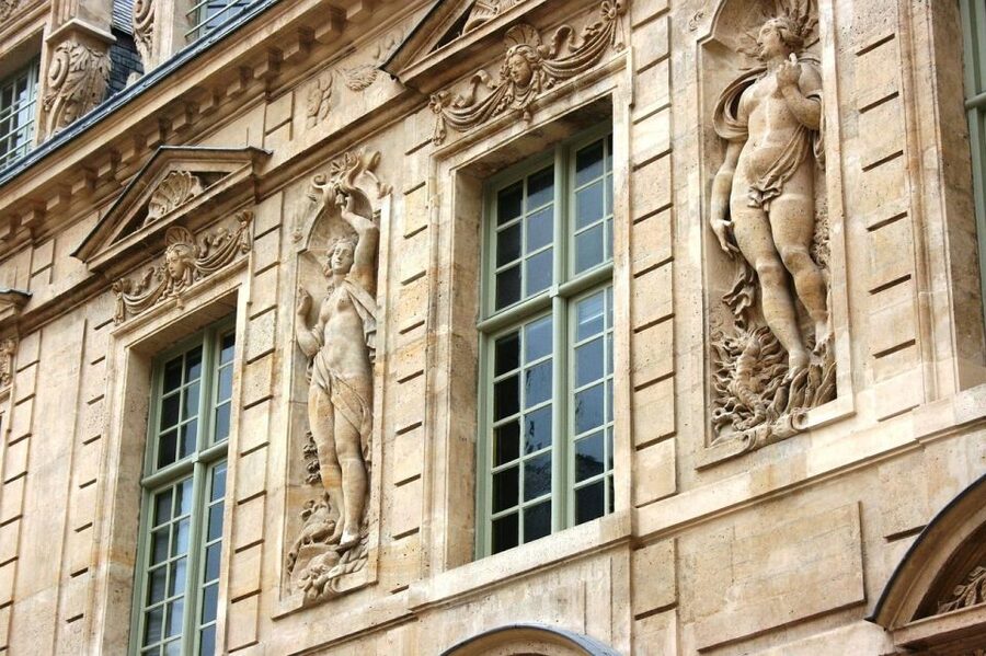 Paris: Le Marais Highlights Guided Small Group Walking Tour - Rue des Rosiers: Jewish Quarter Atmosphere and a Shopping Break