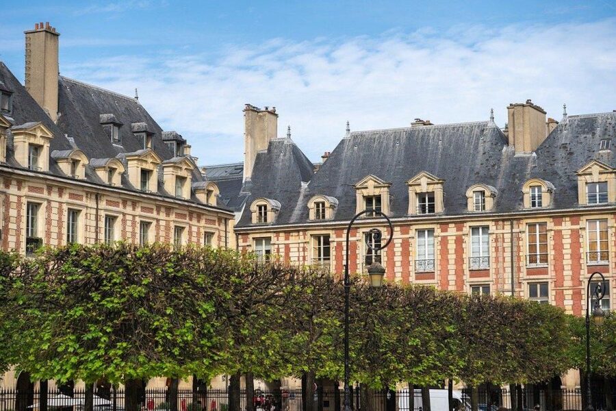Paris: Le Marais Highlights Guided Small Group Walking Tour - Holocaust Memorial Stop and Finishing at Place de l’Hôtel de Ville