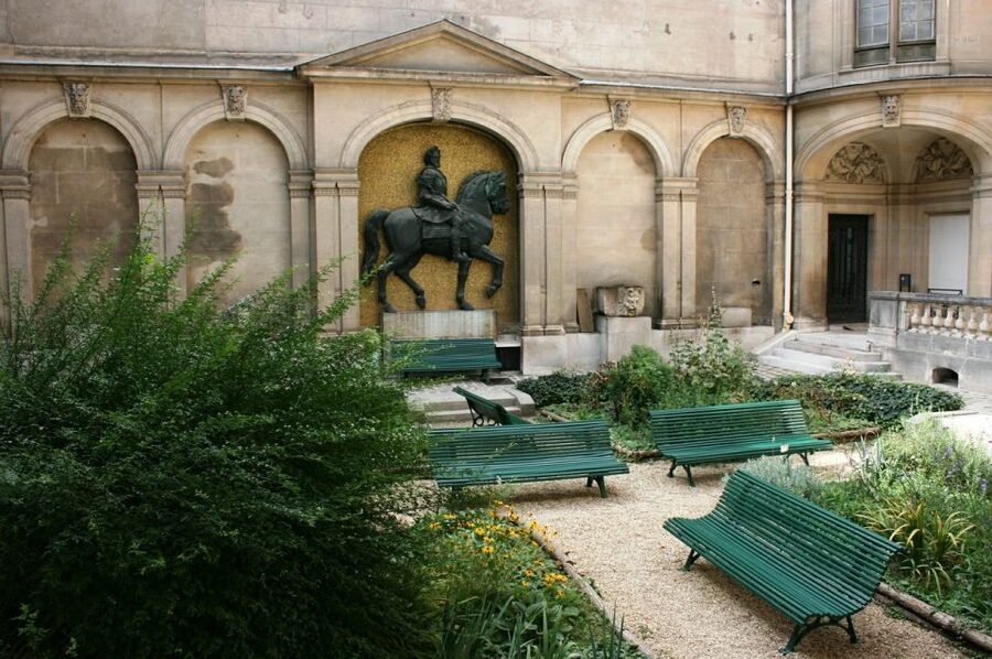 Paris: Le Marais Walking Tour - Stravinsky Fountain to Centre Pompidou, modern art meets big-city design