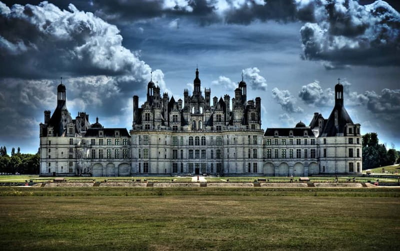 Paris: Loire Valley Castles Tour with Wine Tasting - From Paris in an air-conditioned van, plan for a long day
