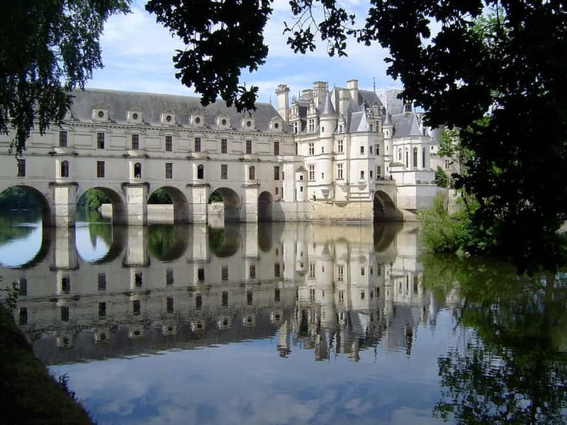 Paris: Loire Valley Castles Tour with Wine Tasting - Château de Chenonceau, the castle that crosses the river