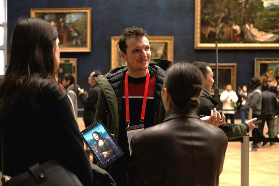 Paris: Louvre Masterpieces Tour with Pre-Reserved Tickets - Finding Café Le Nemours and walking in with confidence