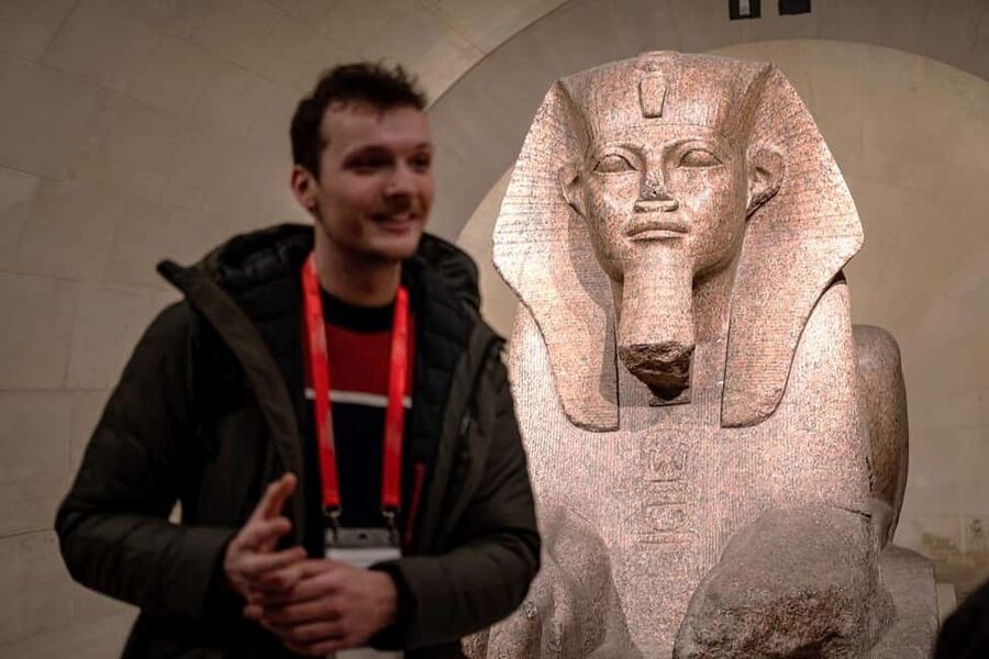 Paris: Louvre Masterpieces Tour with Pre-Reserved Tickets - Mona Lisa and the icons route: seeing famous works without getting lost