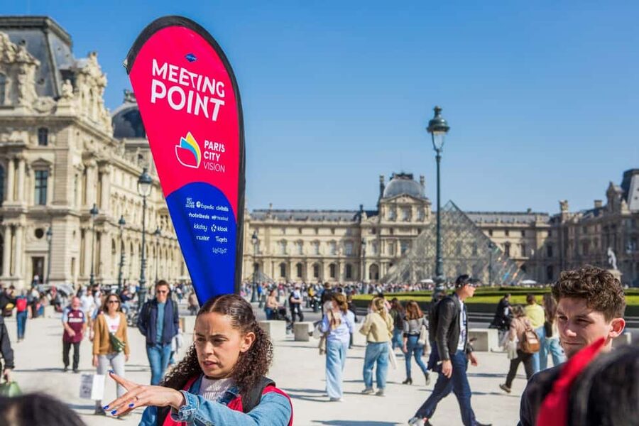 Paris: Louvre Museum Access with Host and Hop-On Hop-Off Bus - The Mona Lisa plus the “greatest hits” route you’ll want to prioritize