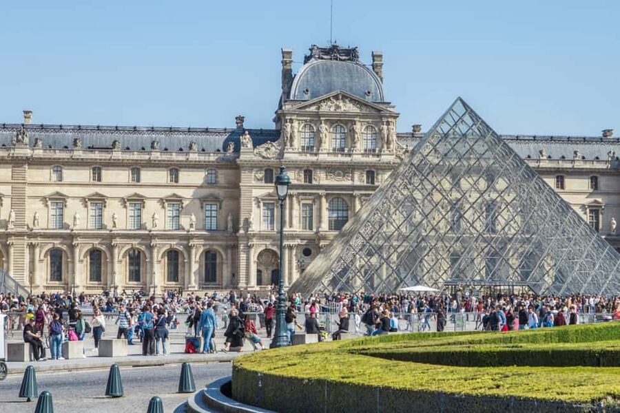 Paris: Louvre Museum Access with Host and Hop-On Hop-Off Bus - Hop-on hop-off double-decker bus day pass for big Paris views