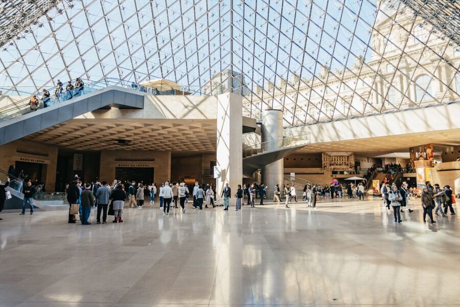 Paris: Louvre Museum Entry Ticket With Host and River Cruise - Using the Included Digital Audio Guide App (And Why Headphones Matter)