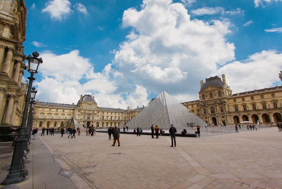 Paris: Louvre Museum Highlights and Mona Lisa Tour - Entering the Louvre Without Burning Your Morning