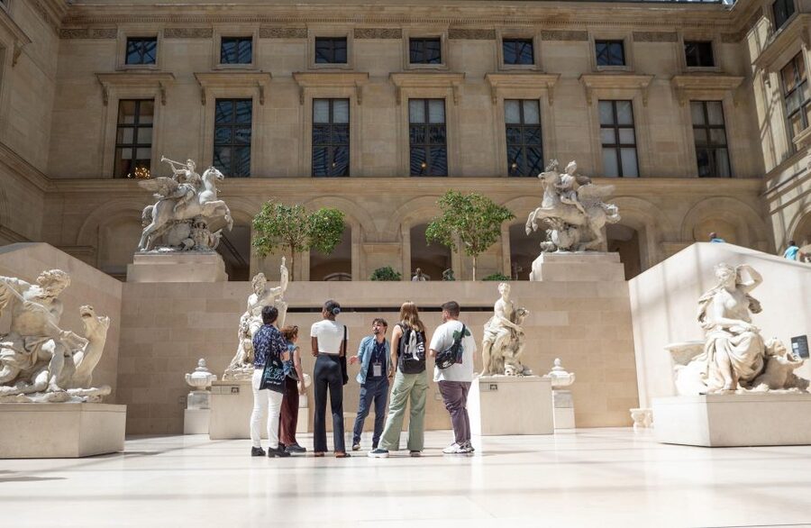 Paris: Louvre Museum Highlights and Mona Lisa Tour - Fast-Track Entry, Headsets, and Staying With the Plan