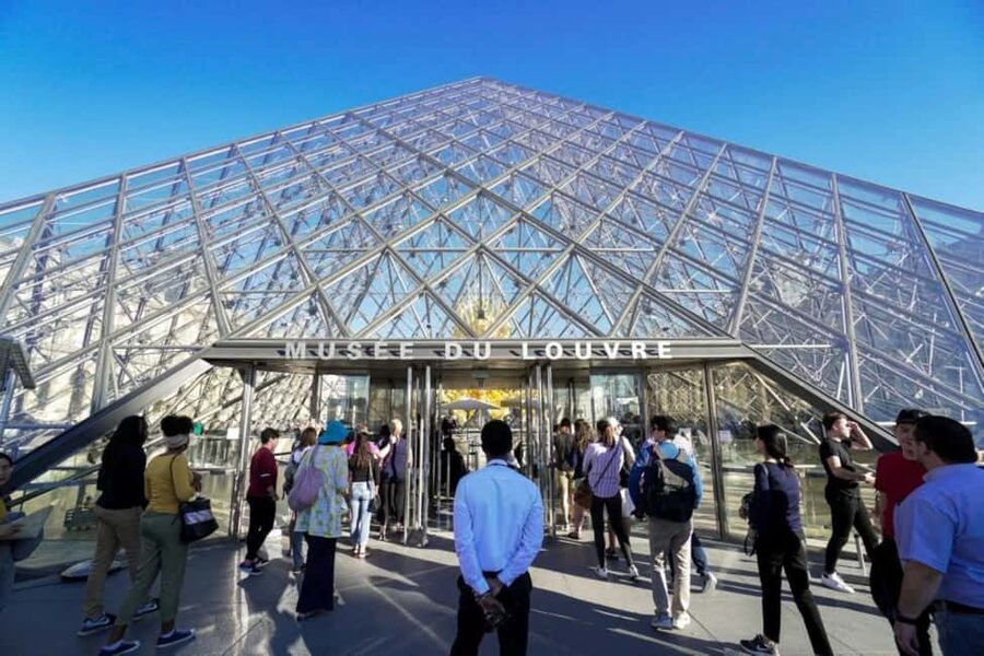 Paris: Louvre Museum Hosted Entry and Mona Lisa Audioguide - The Mona Lisa digital audioguide: what you get and how to use it well