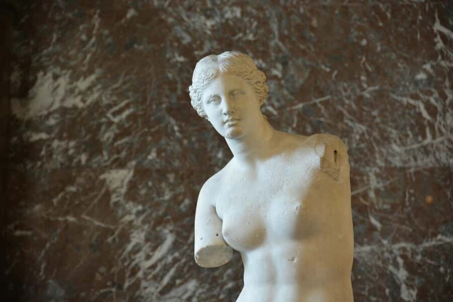 Paris: Louvre Museum Hosted Entry & Masterpieces Audio Guide - Hosted Entry Meets Phone Audio at the Louvre