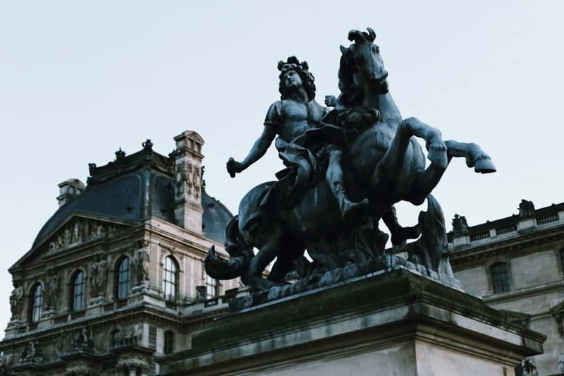 Paris: Louvre Museum Masterpieces Private Small Group Tour - Languages and guide style that can change the whole visit