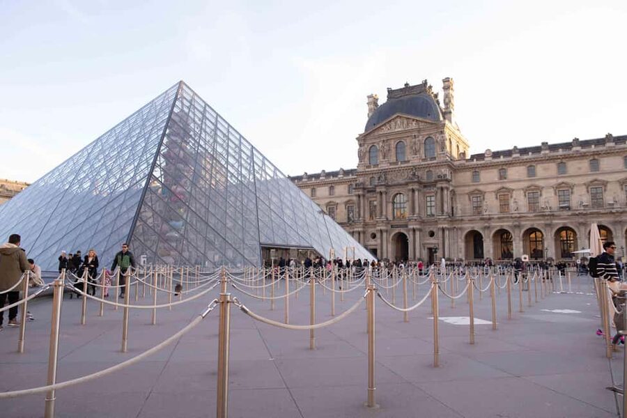 Paris: Louvre Museum Mona Lisa First Viewing Semi-Private - Meeting a Guide You’ll Enjoy: Pace, Humor, and Clarity