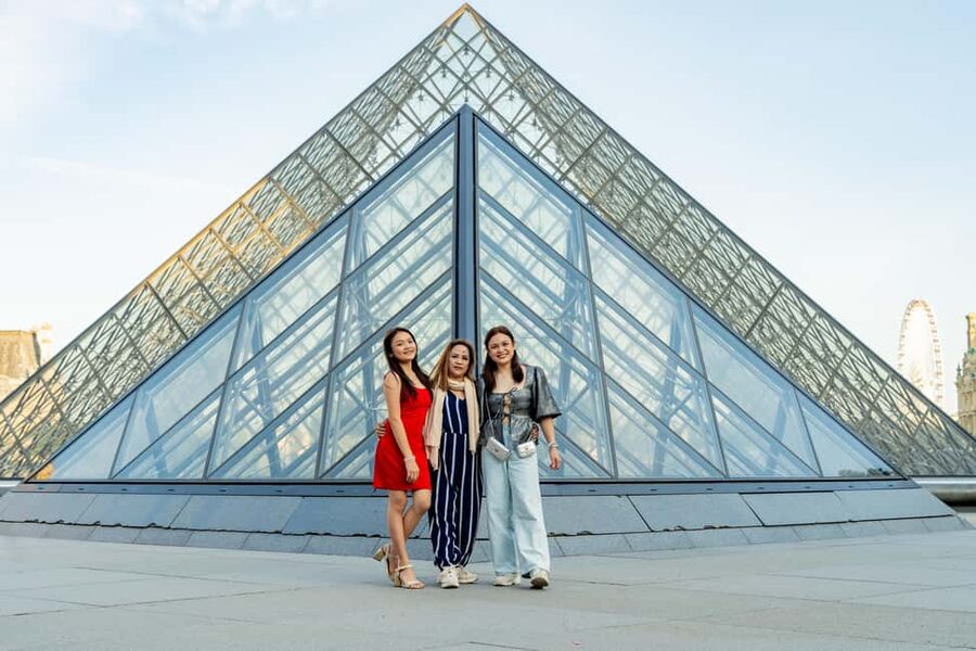 Paris: Louvre Photo Shoot - A Louvre Photo Shoot That Feels Like a Portrait Session, Not a Chore