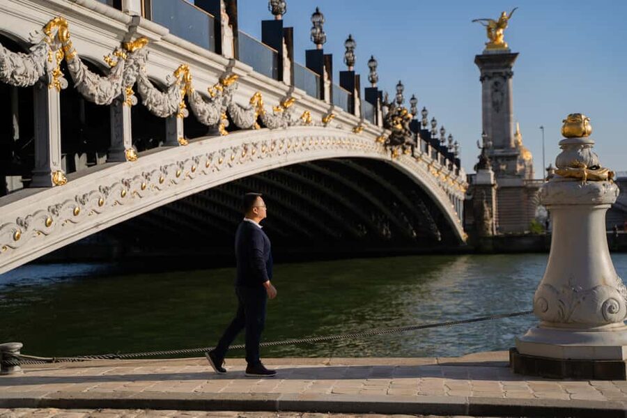 Paris: Louvre photoshoot or Seine bridges Eiffel Tower walk - Photo direction, editing, and your 72-hour delivery