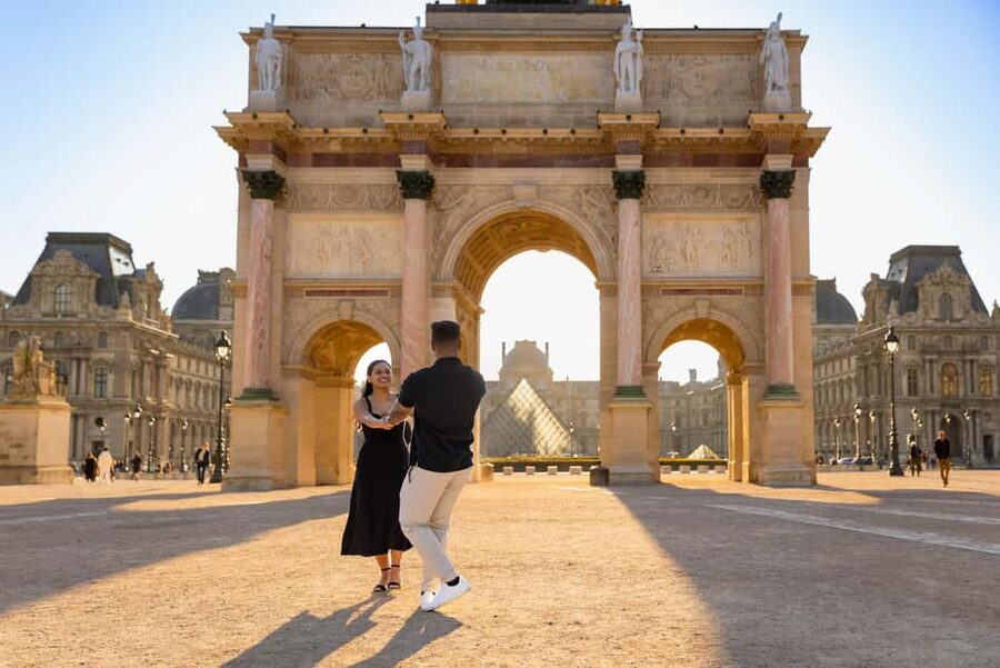 Paris: Louvre photoshoot or Seine bridges Eiffel Tower walk - What to bring: your charged smartphone and a flexible mindset