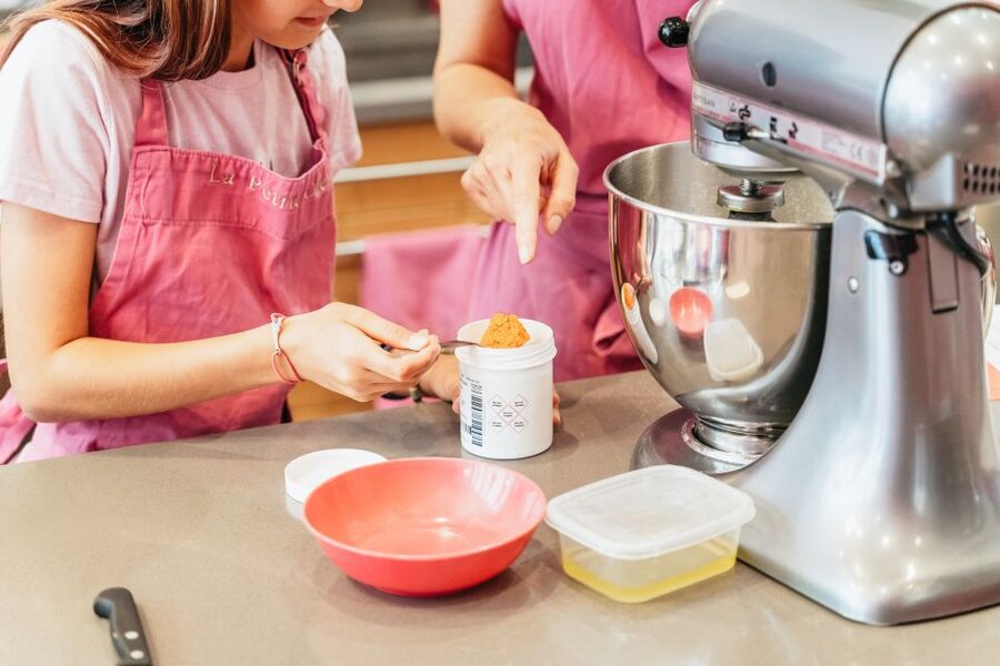 Paris: Macarons Cooking Class with Pâtisserie Chef Noémie - Group size and why it’s a big deal for macarons