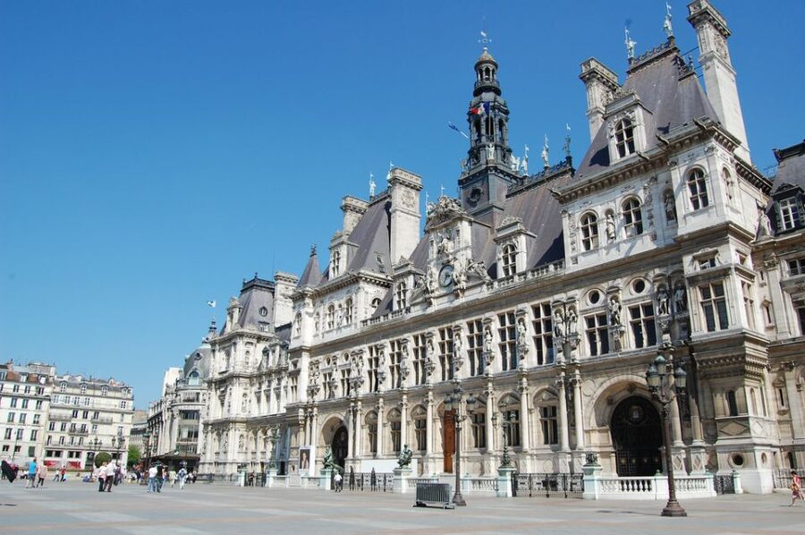 Paris Marais Quarter 2-Hour Private Walking Tour - Starting at Métro Étienne Marcel with a red tote bag